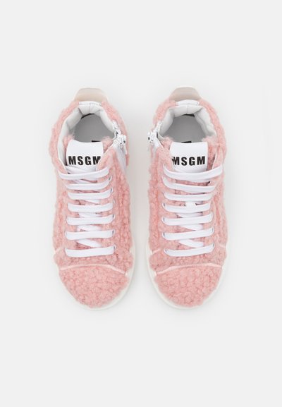 Sneakers de cano alto em rosa peludo, com atacadores brancos e solas de borracha. Apresentam um logótipo na língua e um fecho de correr de lado. Superfície texturizada.