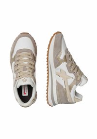 Sneakers con un mix di pelle bianca e suede beige, con una suola testurizzata color nocciola e lacci beige, che mostrano un logo laterale prominente.
