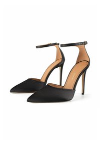 Schwarze High Heels mit spitzem Zehenbereich, strukturiertem Obermaterial und schmalen Knöchelriemen. Besitzen ein glattes Innenfutter und schlanke Stiletto-Absätze.