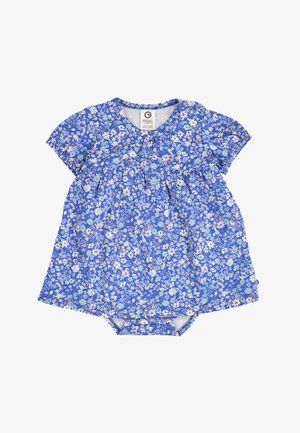 Niebieska sukienka dla niemowląt z krótkimi rękawkami, ozdobiona drobnym wzorem białych i różowych kwiatów na całej powierzchni, z elastycznymi mankietami oraz zatrzaskami na ramieniu i w kroku.