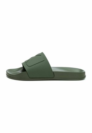 Sandalia de slide verde hecha de goma suave, con una tira ancha que presenta detalles texturizados y una suela plana para mayor comodidad.