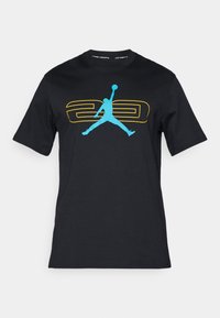Czarny bawełniany t-shirt z dużym niebieskim logo "Jumpman" i żółtą grafiką "23" z przodu. Okrągły dekolt i krótkie rękawy.