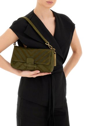 Borsa a tracolla in pelle verde oliva con motivo zigzag, forma rettangolare, patta frontale e tracolla staccabile. Dettagli in metallo color oro.