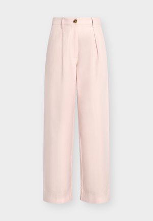 Svetloružové široké nohavice s vysokým pásom, prednými záhybmi, pútkami na opasok a jedným hnedým gombíkom na zapínanie.