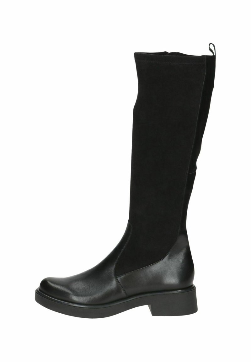 Botas negras hasta la rodilla con una combinación de cuero liso y ante suave. Punta redondeada, tacón robusto y un tirador en la parte superior.