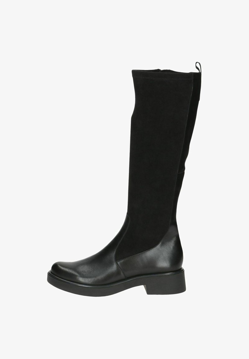 Botas negras hasta la rodilla con una combinación de cuero liso y ante suave. Punta redondeada, tacón robusto y un tirador en la parte superior.
