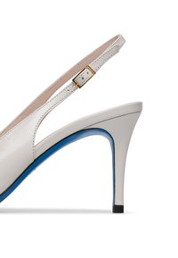 Décolleté bianco in pelle con tacco alto, caratterizzato da un accento blu sulla base e una fibbia dorata sulla cinghia. Texture liscia.