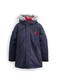 Granatowa parka z kapturem z sztucznego futra, czerwoną podszewką, przednią łatą, dwoma bocznymi kieszeniami i elastycznymi mankietami dla lepszego dopasowania.