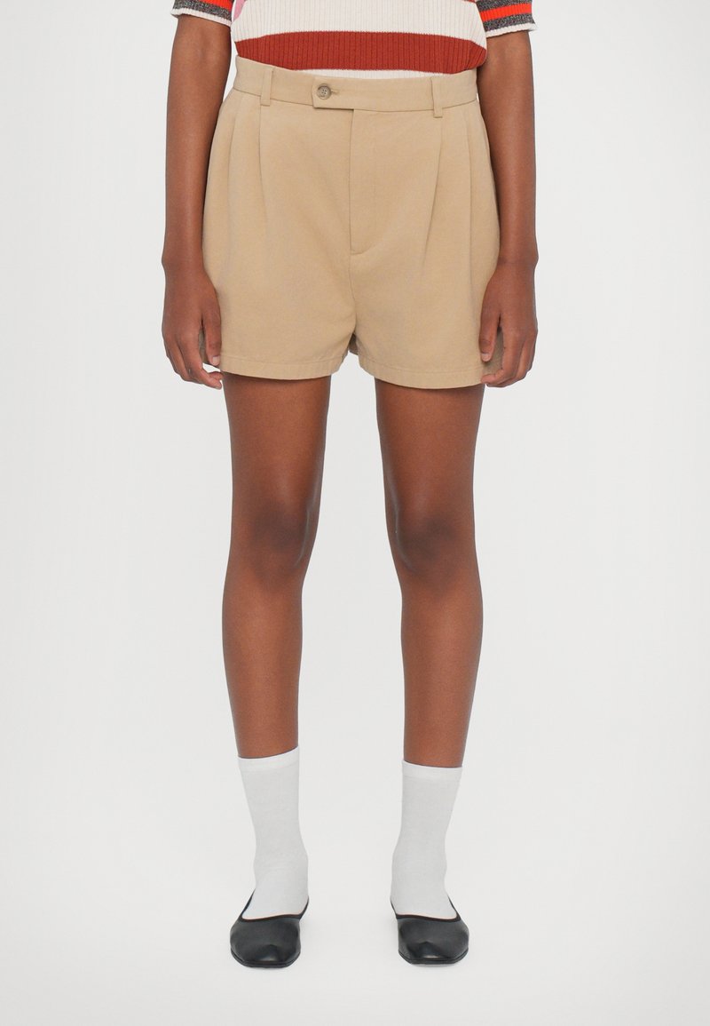 Filippa K - HIGH WAIST PLEATED - Shorts - beige, Forstør