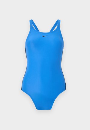 Hele sinine Nike ühes tükis ujumisriietus õhukeste õlapaelte ja väikese musta logoga rinnal, ühtlase tausta ees.