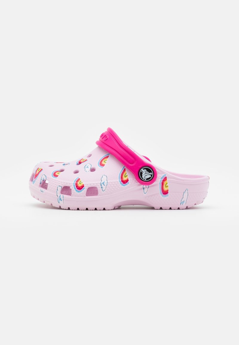 Helle rosa Clogs mit Regenbogen- und Wolkenmustern, ausgestattet mit einem leuchtend pinken verstellbaren Riemen und Belüftungsöffnungen an den Seiten und oben.