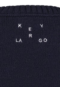 Dunkelblauer gestrickter Beanie mit geripptem Saum; zeigt weißen gestickten Text "KEY LA GO" in einem verspielten, auseinandergezogenen Design.