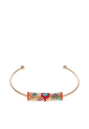 Bracelet manchette ouvert doré avec des perles de rocaille multicolores formant un petit motif de cœur dans la partie centrale.