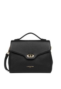 Borsa a mano in pelle nera con un design strutturato, caratterizzata da una chiusura e logo in metallo dorato, manico superiore e tracolla staccabile.