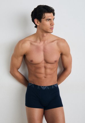 Boxeri scurți de culoare bleumarin cu un elastic contrastant ce prezintă un logo. Material moale și elastic cu un design ajustat, textură netedă.