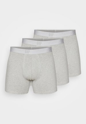 Drei Paare grauer Baumwollboxershorts mit einem grauen Bund, der mit "GAP" beschriftet ist, mit einer weichen Textur und normaler Passform.