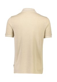 Camisa polo beige con cuello puntiagudo y mangas cortas. Presenta acentos de rayas blancas en las mangas. Textura suave, diseño sencillo.