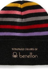 Cappellino in maglia nero con strisce orizzontali gialle, rosa, grigie, rosse e viola, con la scritta "Stranger Colors of Benetton" ricamata sul risvolto.