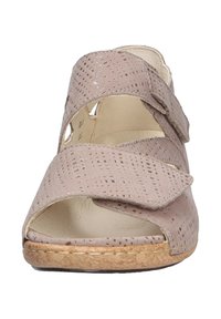 Beige geperforeerde leren sandaal met open teen, verstelbare klittenbandstraps en kurken zool. Voorzien van een gestructureerde bovenzijde voor ademend vermogen.