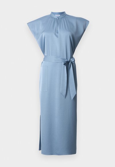 Φωτεινό μπλε φόρεμα με ψηλό γιακά, κοντές καμπάνες μανίκια, ζώνη στη μέση και πλαϊνή σχισμή; φτιαγμένο από απαλό ύφασμα με δύο τσέπες.