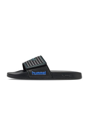 Zwarte slippers met gewatteerde band, blauw "hummel" logo aan de zijkant en een gestructureerde zool, zijaanzicht op witte achtergrond.