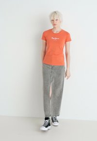 Pepe Jeans NEW VIRGINIA - Apdrukāts T-krekls - sunset orange