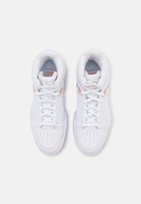 Białe trampki w stylu high-top wykonane z gładkiego syntetycznego materiału, z różowymi akcentami, perforowanym noskiem oraz kontrastującymi sznurówkami.