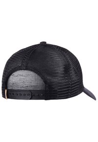 Svart trucker cap med nettsekk, grå frontpanel, justerbar plast snapslås, og en subtil teksturert overflate.