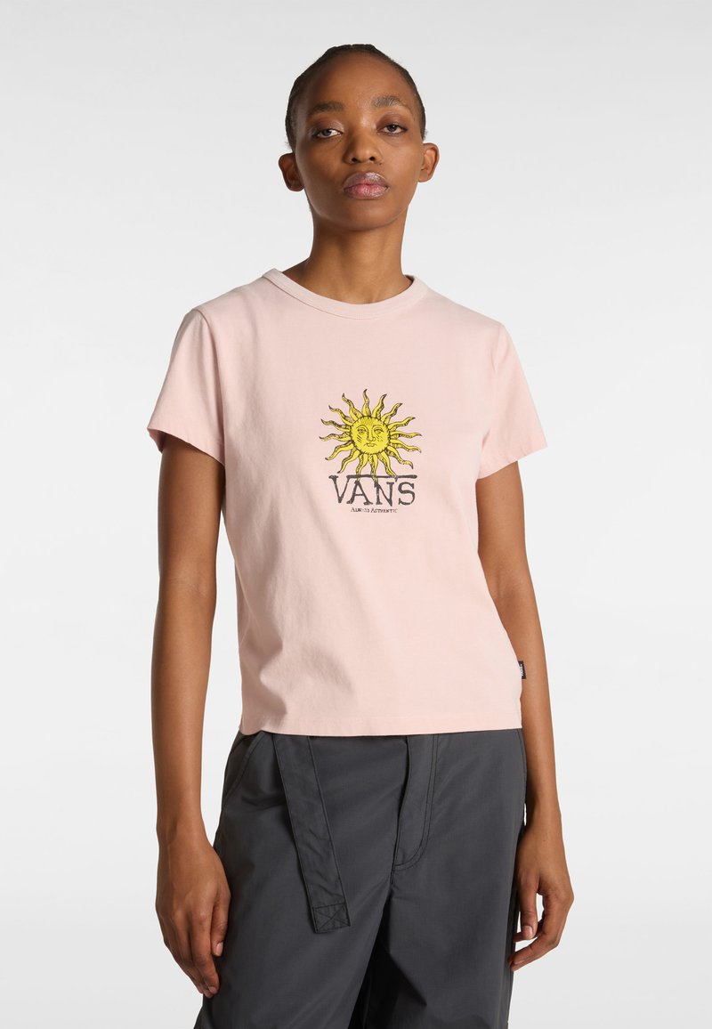 Růžové bavlněné tričko s potiskem žlutého slunce a textem "VANS". Krátké rukávy, kulatý výstřih a volný střih.