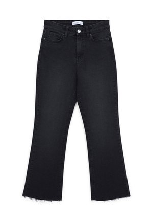 Jeans a zampa d'elefante in denim nero con orlo grezzo, design a cinque tasche e chiusura con bottone. Il tessuto ha una consistenza liscia e un peso medio.