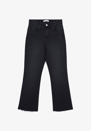 Jean flare en denim noir avec un ourlet brut, design à cinq poches et fermeture à bouton. Le tissu a une texture lisse et un poids moyen.