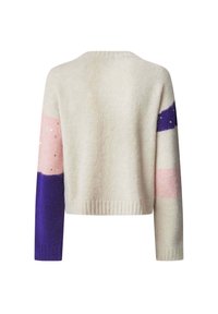 Pull en maille texturée crème avec un design en blocs de couleurs, featuring des sections rose, violet et bleu. Ourlet court côtelé et manches longues.