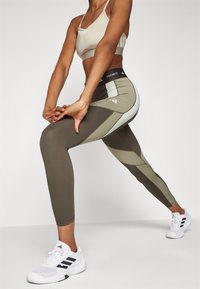 adidas Performance TECHFIT 7/8 - Trikoot - shadow olive/silver pebble