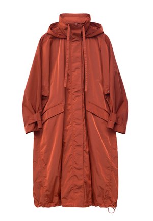 Długi płaszcz przeciwdeszczowy w kolorze rdzawej czerwieni z kapturem, sznurkami do ściągania, szerokimi rękawami z regulowanymi mankietami, przednimi kieszeniami z klapkami oraz ściągaczem na dole.