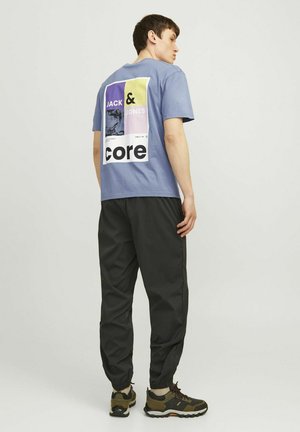 Jack & Jones RUNDHALS - Apdrukāts T-krekls - flint stone