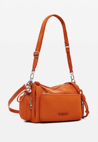 Borsa in pelle arancione con un compartimento principale, due tasche con zip e una tracolla staccabile. Presenta un logo e dettagli testurizzati sulla tracolla.