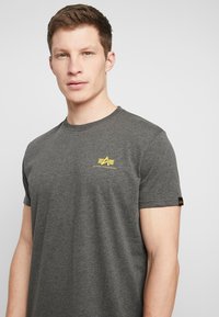 Alpha Industries BASIC SMALL LOGO - Basic póló - charcoal heather