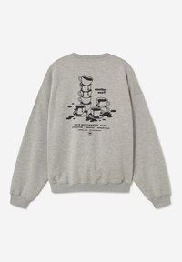 Ανοιχτό γκρι φούτερ με μαύρο γραφικό στοιχείο που απεικονίζει στοιβαγμένα φλιτζάνια καφέ, χυμένο καφέ, κείμενο «άλλο ένα;» και «75018 Μονμάρτρη, Παρίσι» στην πλάτη.