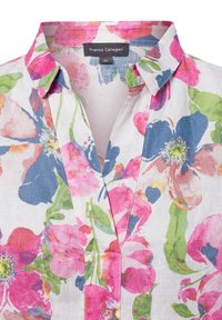 Bloes met bloemenprint op een witte achtergrond, featuring roze, blauwe en groene aquarel bloemen, een kraag en knoopsluiting. Gemaakt van lichtgewicht stof.