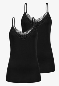 Svart cami med justerbare spaghetti-stropper, med blomstermønstrede blondedetaljer rundt halsen. Glatt stoff, tettsittende design. To deler inkludert.