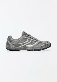 Baskets de sport grises en mesh avec semelle noire et fermeture à lacets, vues de profil sur fond blanc.