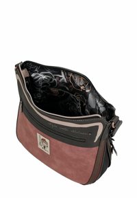 Borsa multicolore con texture lisce e scamosciate. Ha una chiusura con cerniera, un interno a motivo e una toppa decorativa con logo.