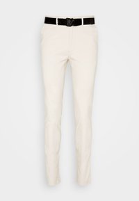 Hellbeige Hose mit schlankem Schnitt, glatter Textur und einem schwarzen Gürtel mit rundem Schnallenverschluss. Flacher Vorderteil ohne sichtbare Muster.