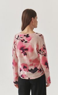 Helles rosa Sweatshirt mit floralen Mustern in dunklerem Pink und Schwarz. Weicher Stoff, Rundhalsausschnitt und lange Ärmeln, figurbetont an den Hüften.