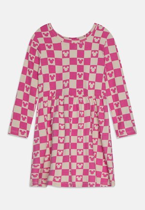 Robe à manches longues présentant un motif à carreaux rose et beige avec de petites silhouettes de Mickey Mouse, fabriquée en tissu doux et léger.