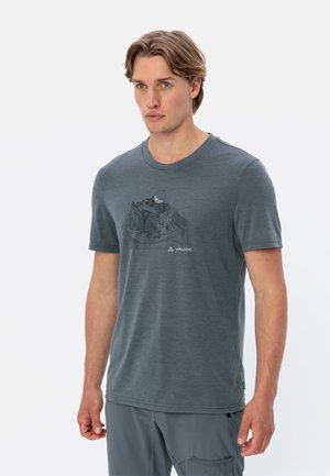 T-shirt grigia a maniche corte realizzata in tessuto morbido, con una grafica di montagna nera. Collo a girocollo con un'etichetta logo verde sull'orlo.