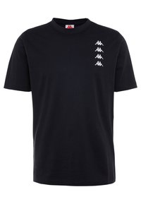 Černé tričko s krátkým rukávem vyrobené z bavlny, má kulatý výstřih a pět bílých potisků s logem na levé straně. Hladký povrch.