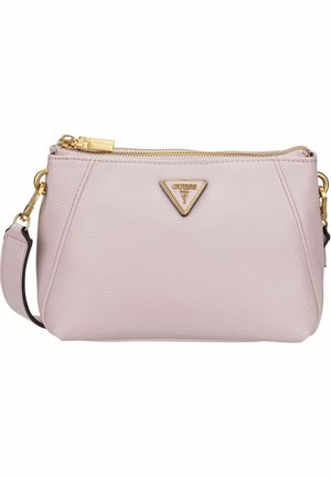 Sac à main en simili cuir rose clair avec quincaillerie dorée, fermeture éclair et un accent de logo triangulaire à l'avant. Dispose d'une bandoulière amovible.