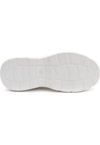 Hvid sneaker sål med et tekstureret gummimateriale, der har et geometrisk mønster og segmenteret slidbane for godt greb. Størrelsen angivet er 37.