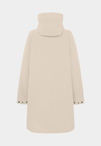 Beige regenjas met een hoge kraag, een relaxed silhouet en drukknoopsluitingen bij de mouwen. Glad textuur en minimalistisch ontwerp.